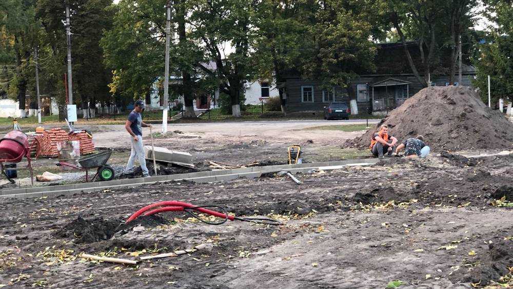 Проложены первые дорожки парка усадьбы Михаила Романова в Локте