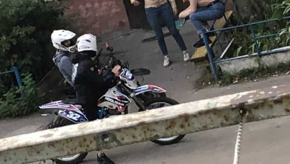 В Брянске подростки под окнами многоэтажки устроили шоу на мотоциклах