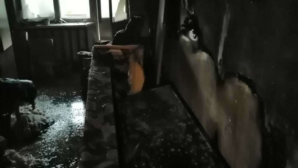 В многоэтажке Брянска потушили пожар из-за загоревшейся постели