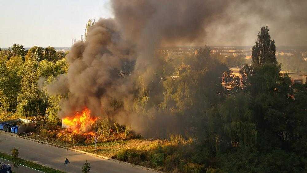 В Брянске возле школы № 18 сгорел заброшенный трейлер