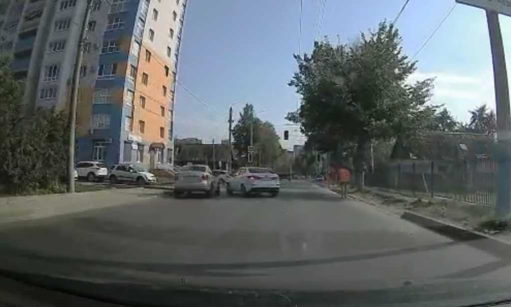 Невнимательный водитель устроил аварию в центре Брянска