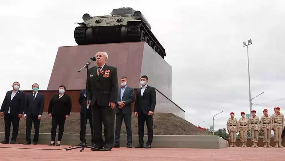 В Брянске для стоящего у Десны памятника с танком сделали подсветку
