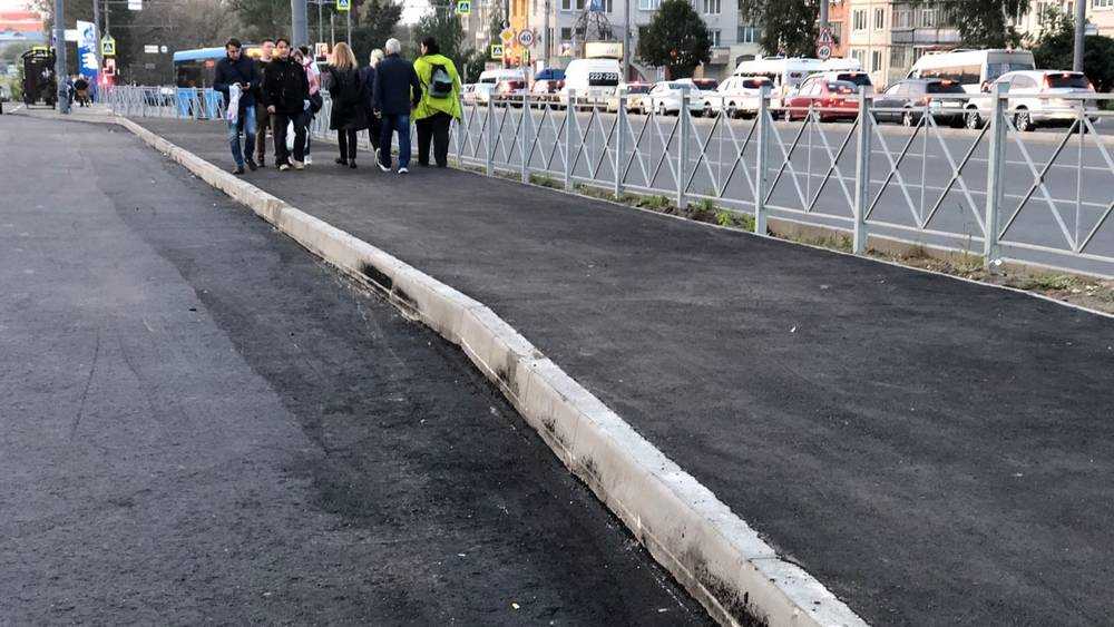 В Брянске восстановили тротуар возле ТЦ «Куб» на Авиационной