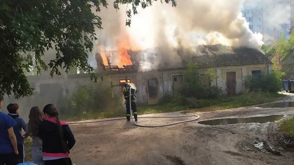 В Фокинском районе Брянске загорелись постройки на улице Менжинского