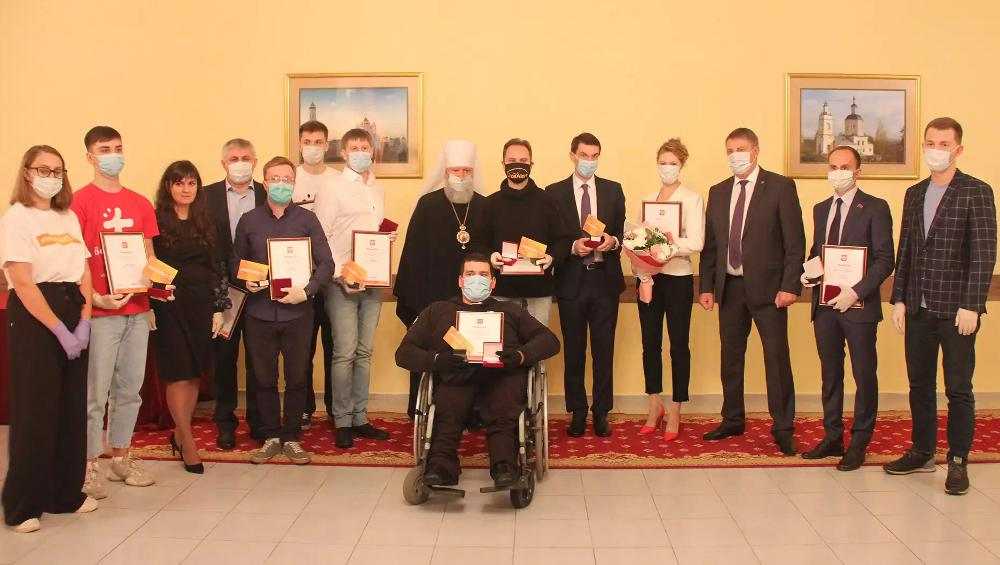 Брянских волонтеров наградили медалями и грамотами президента России