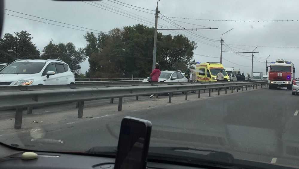 В массовом ДТП с маршруткой на мосту в Брянске пострадали 4 человека