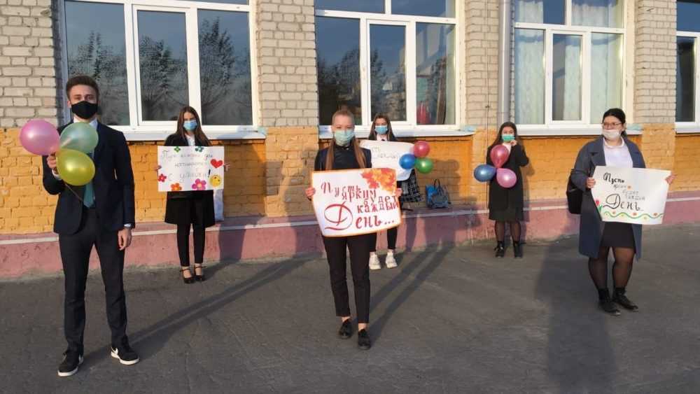 «Единая Россия», сторонники партии и молодогвардейцы поздравили учителей с профессиональным праздником