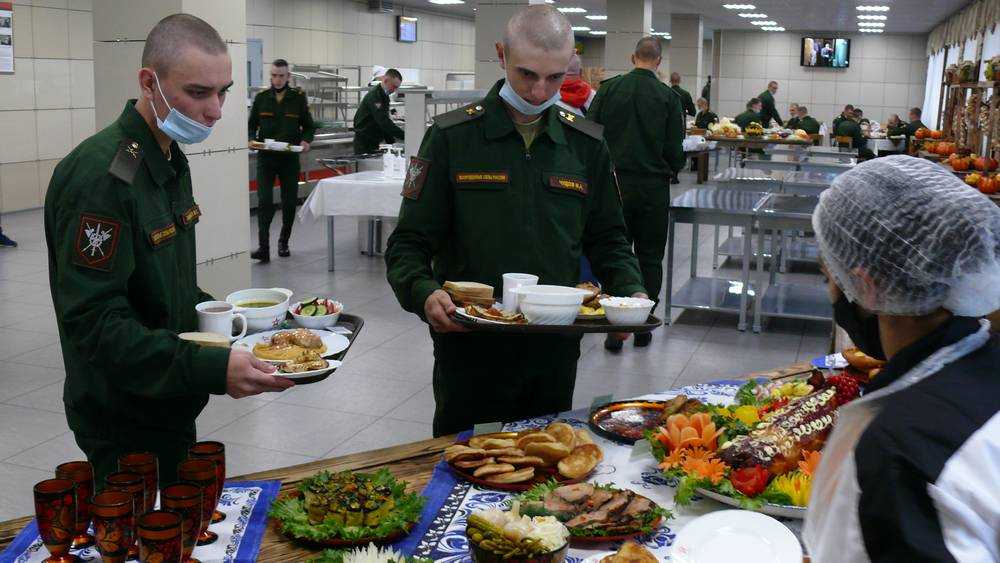 В праздничный день брянские призывники откушали говядину по-кремлевски