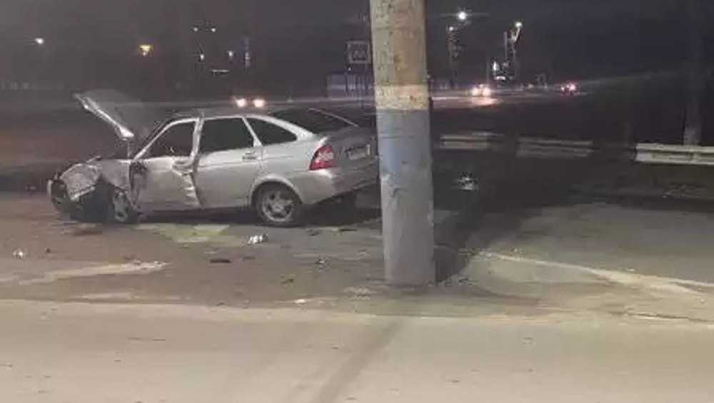 В Брянске 20-летний водитель врезался в столб