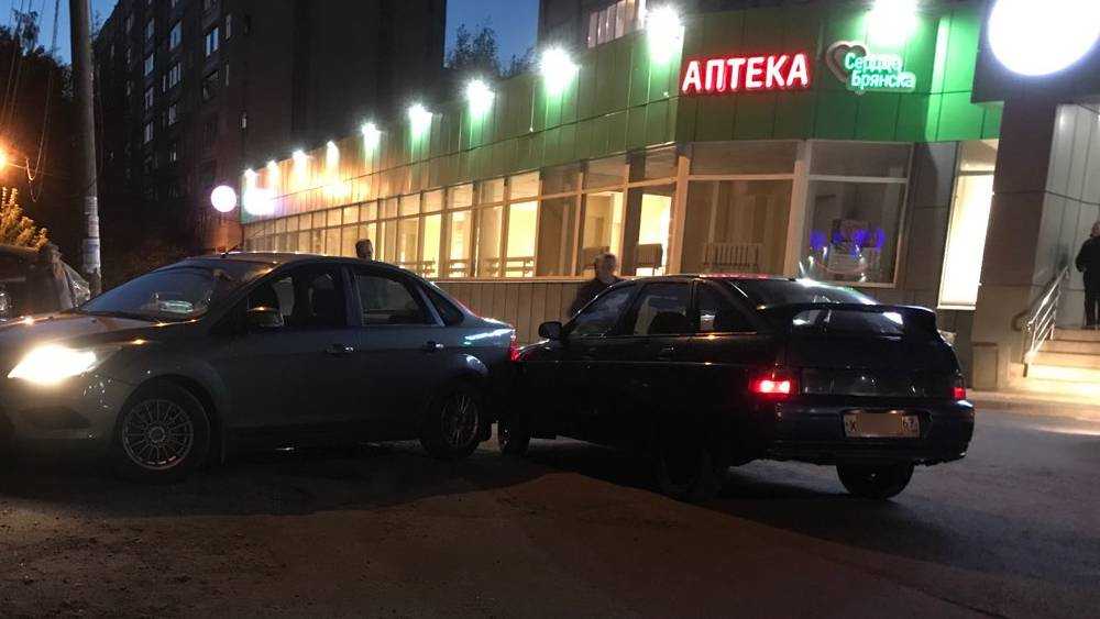 В Брянске возле «Пятёрочки» любитель телефонов попал в нелепое ДТП