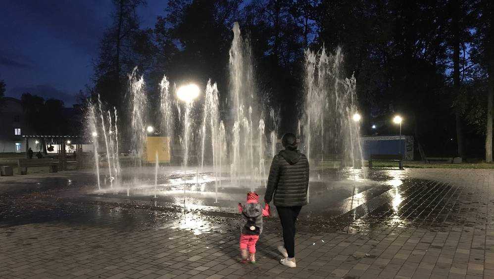 Жители Брянска полюбили прохладу осенних фонтанов