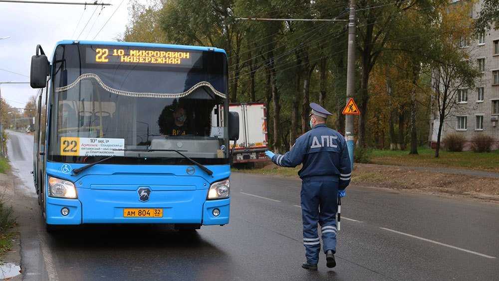 В автобусах и маршрутках Брянска устроили охоту на пассажиров без масок