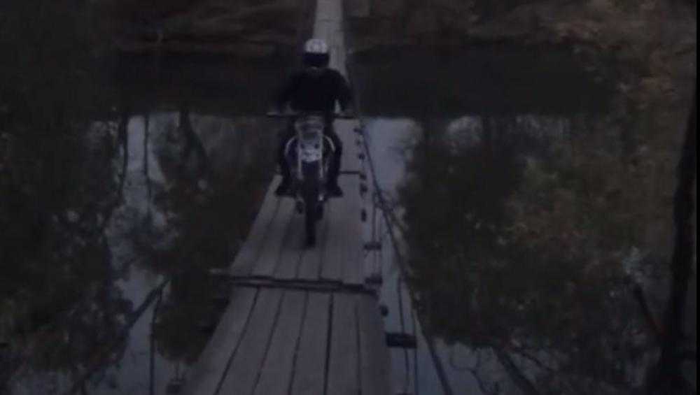 Брянцев удивил проехавший по подвесному хотылевскому мосту мотоциклист