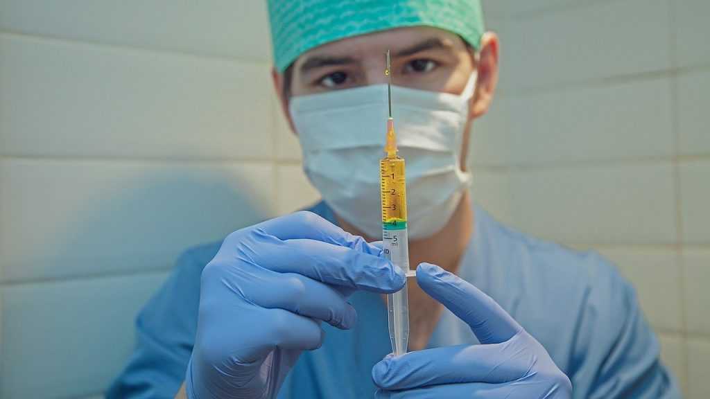В Брянске второй компонент вакцины от коронавируса ввели 13 медработникам