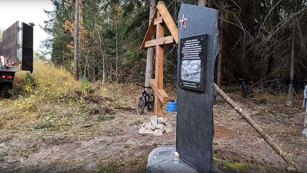 Активисты из Белых Берегов установили памятник на месте гибели самолета