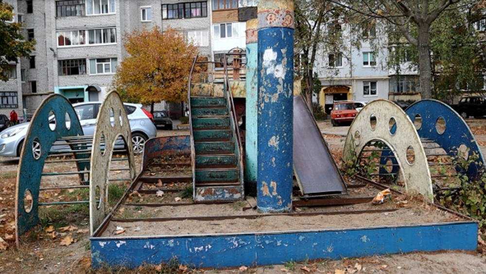 В Брянске активисты нашли опасные детские площадки