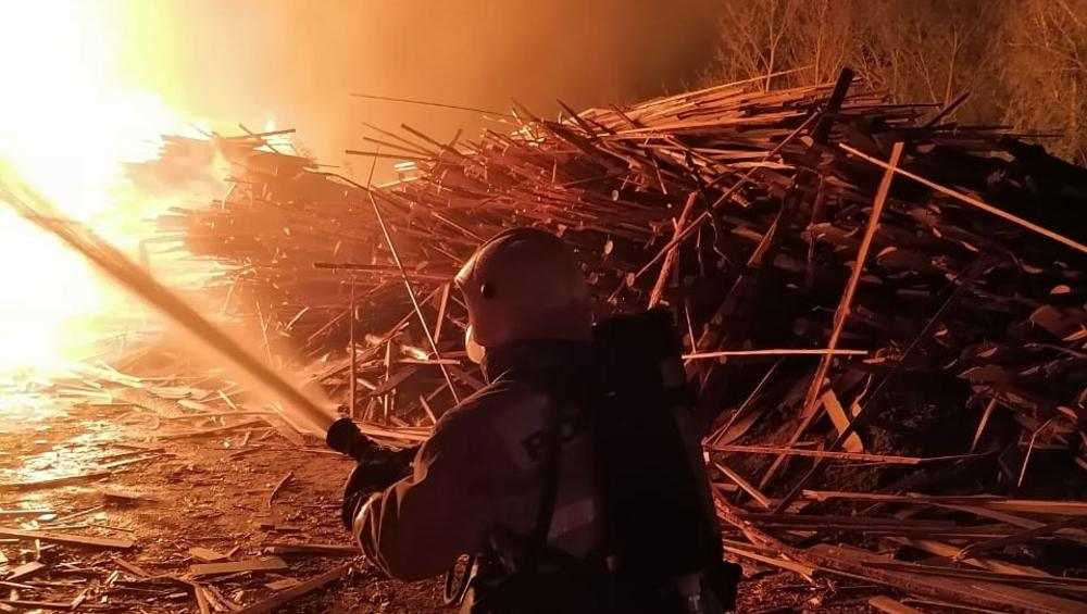 Под Брянском произошел крупный пожар на свалке пиломатериалов
