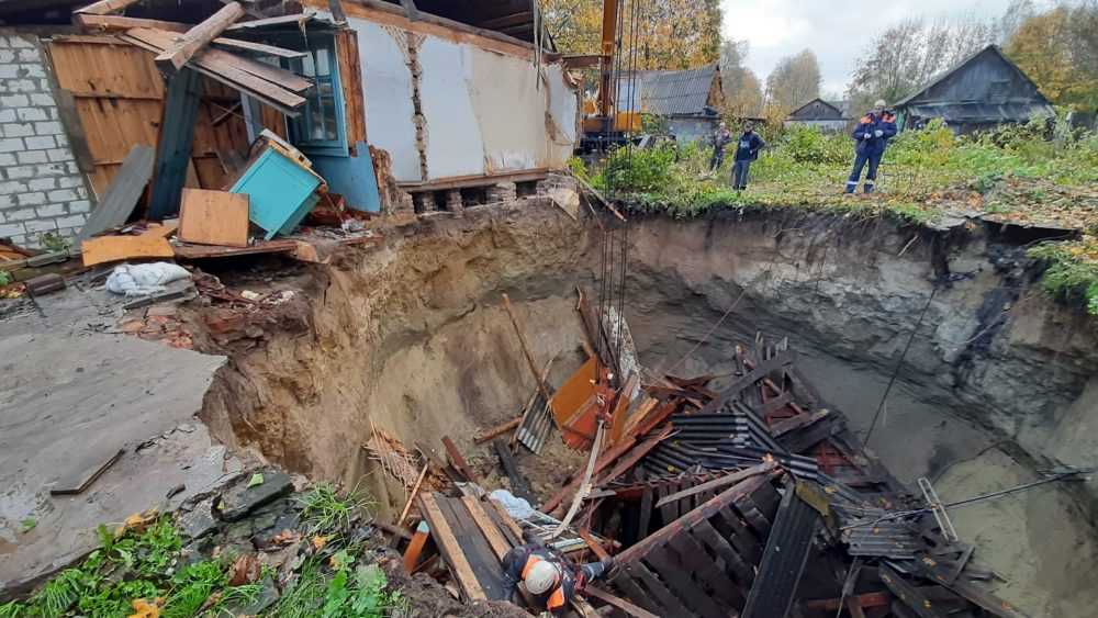 В Вышкове продолжили поиски жительницы провалившегося под землю дома
