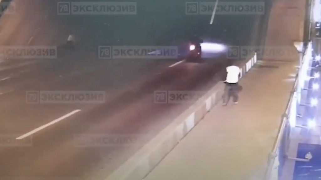 Момент жуткой гибели брянского мотоциклиста сняла видеокамера