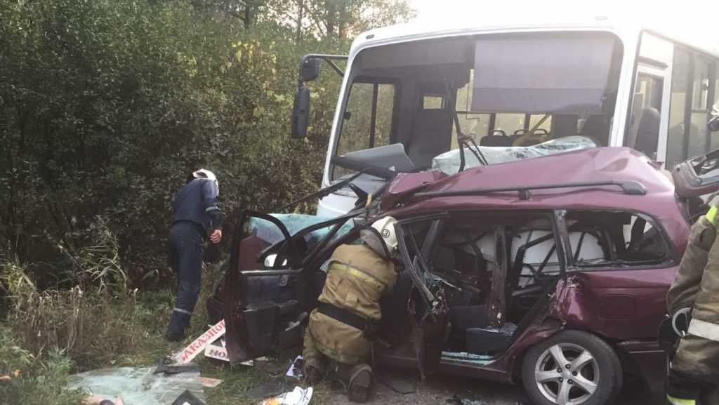 Под Брянском в ДТП с автобусом один человек погиб и пятеро ранены