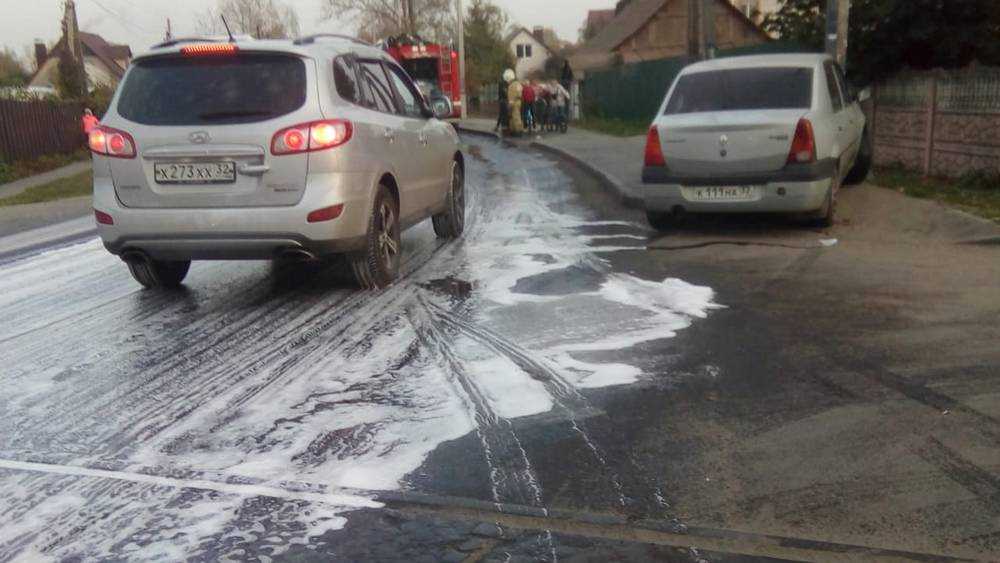 В Брянске произошло несколько ДТП на залитой мастикой скользкой дороге
