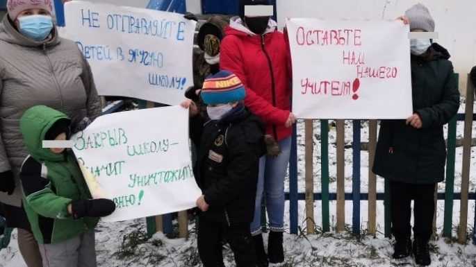 Российскую учительницу деревенской школы оштрафовали за пикет против ее закрытия