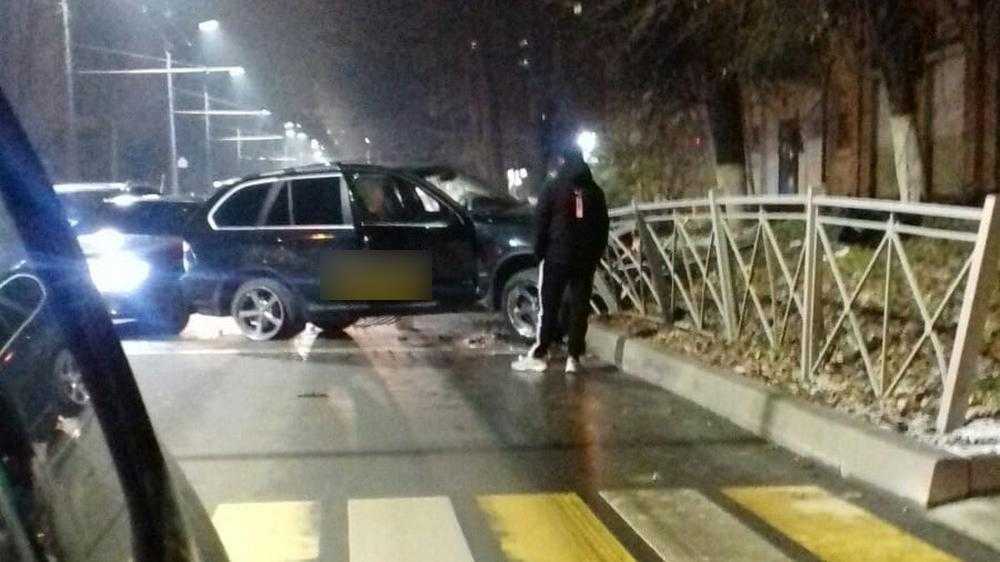 В Брянске на улице Фокина автомобиль снес забор
