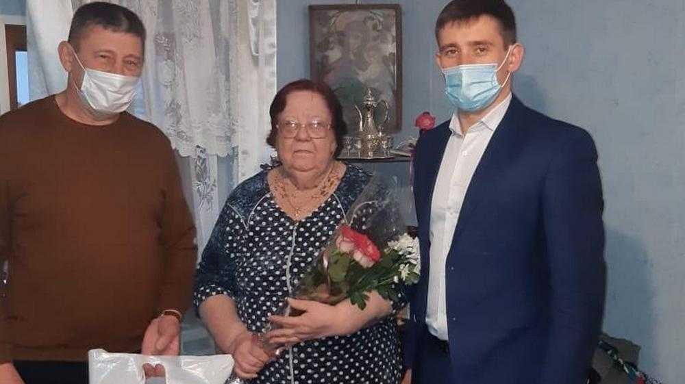 Брянский губернатор по телефону поздравил женщин с Днем матери