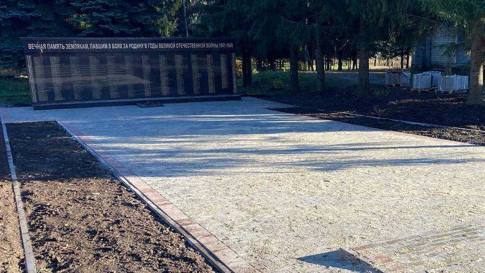 В Карачевском районе единороссы проверили ход строительства мемориала