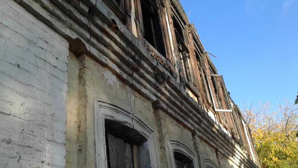 В Брянске сгоревший дом на Красноармейской стал серьезной опасностью