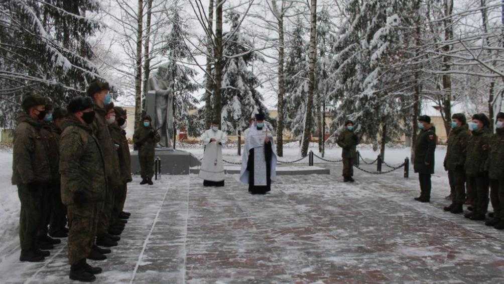В войсковой части Карачева почтили память 15 погибших героев войны