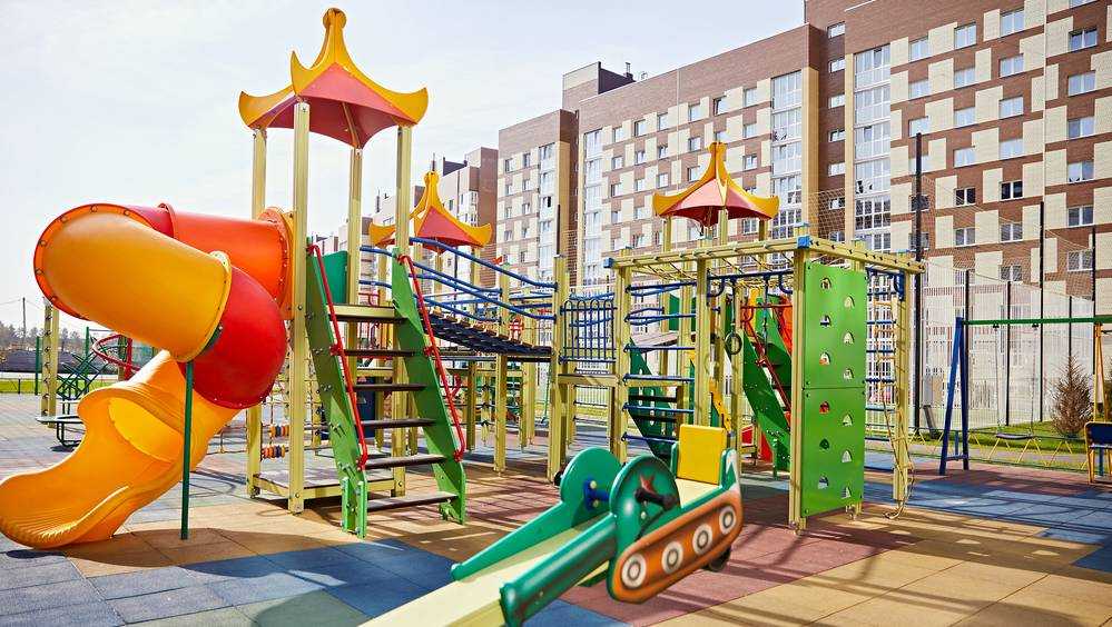 В Брянске активисты указали властям на опасные детские площадки
