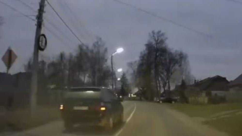 В Брянске водителя BMW по видео наказали за опасный обгон