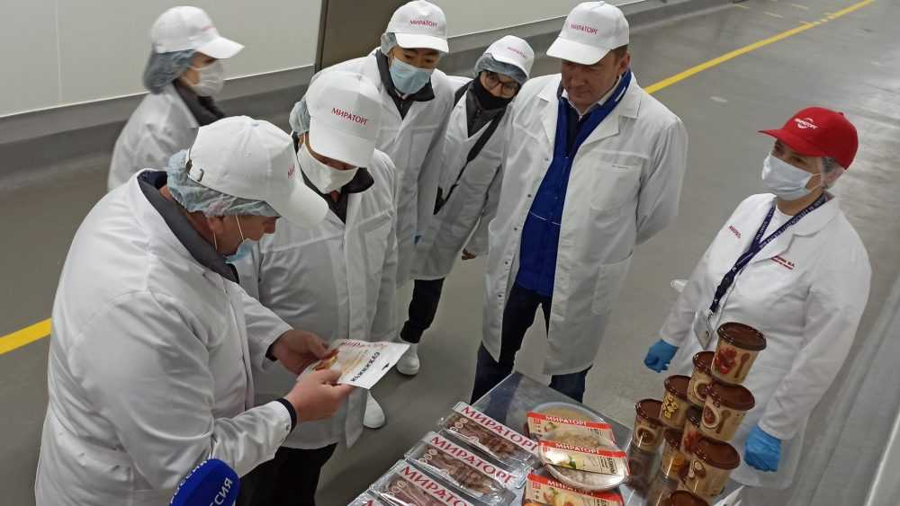 Посол Японии в России Тоёхиса Кодзуки познакомился с производством говядины «Мираторга» в Брянской области