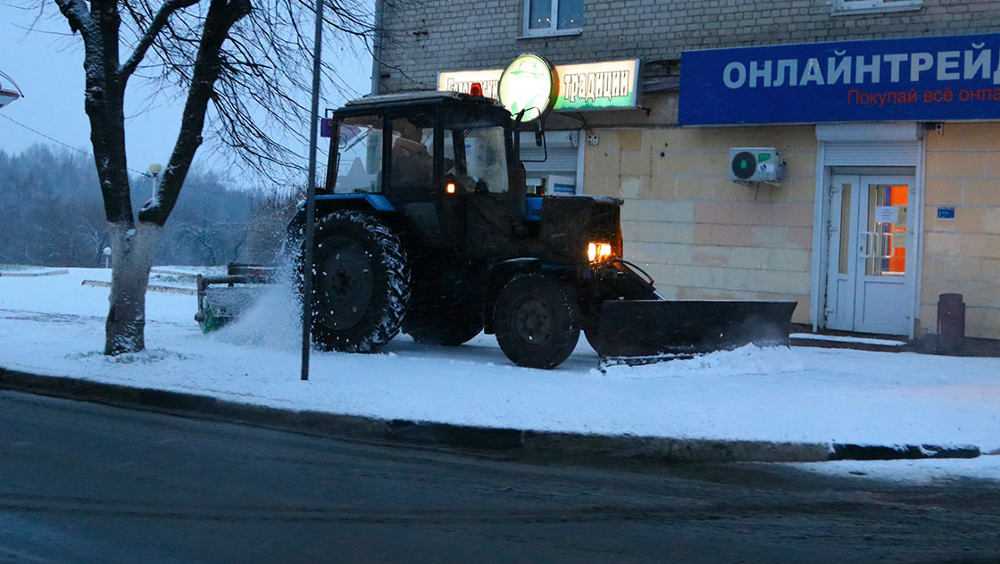 На уборку первого снега в Брянске на дороги выехали более 40 спецмашин