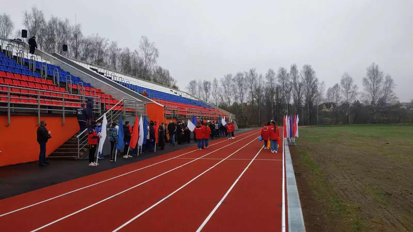 В Карачеве открыли обновленный стадион «Снежеть»