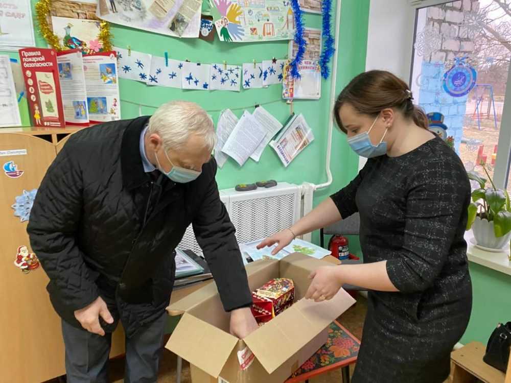 От сладких подарков до планшета — В Новозыбкове единороссы поздравляют малышей