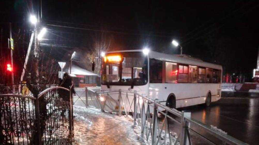 В Брянске автобус протаранил ограждение возле Свенского монастыря