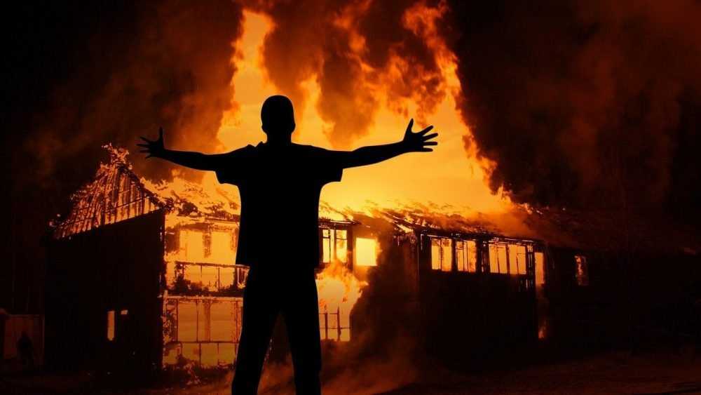 В Карачаевском районе задержан спаливший из мести дом соседки 39-летний мужчина