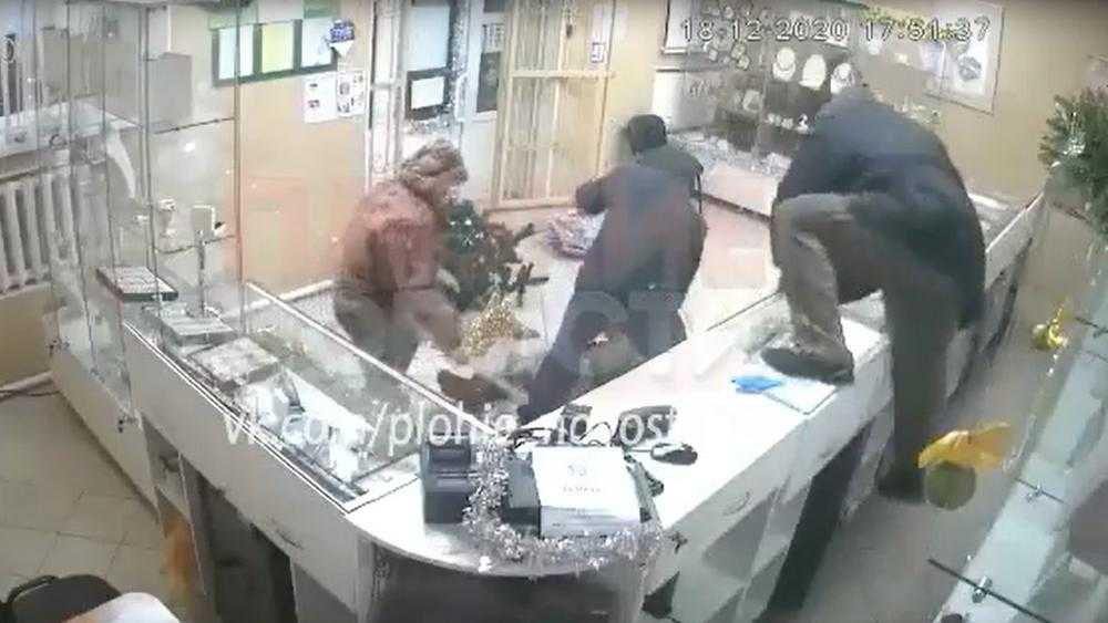 В Стародубе разбойники ограбили ювелирный магазин и избили охранника