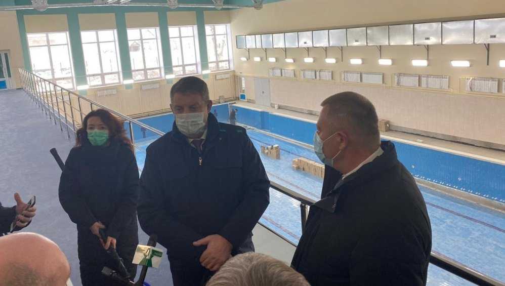 Брянский губернатор Богомаз оценил новый спорткомплекс в Дятькове