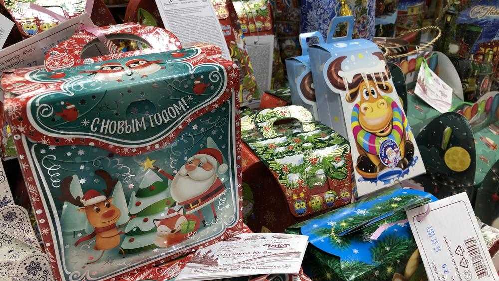 Брянские магазины стали заполняться новогодними подарками