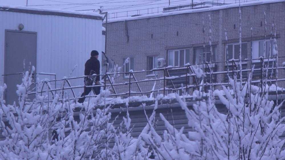 В Брянске крыши стали очищать от снега лишь на магазинах