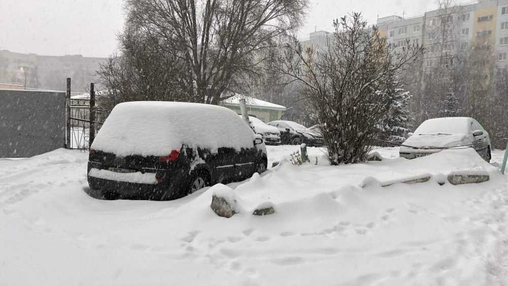 На Брянск утром 10 января обрушился сильный снегопад
