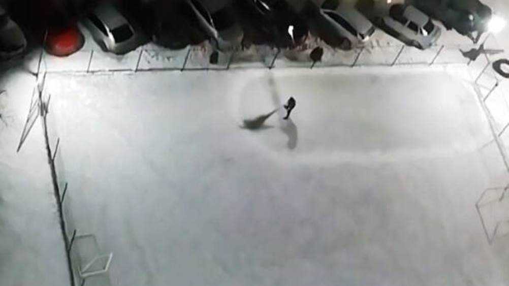 Житель Брянска с метлой в одиночку сразился со снегом на катке