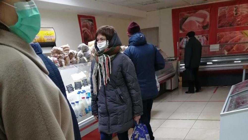 В Брянске наказали двоих продавцов и двоих покупателей без масок