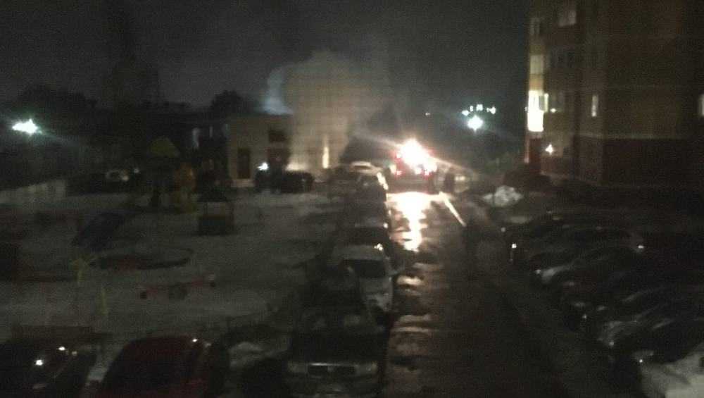 В Брянске во дворе многоэтажки загорелся легковой автомобиль