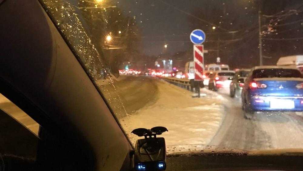 На улице Калинина в Брянске образовалась автомобильная пробка