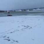 В Брянске на Орлике спасатели вытащили провалившегося под лед рыбака