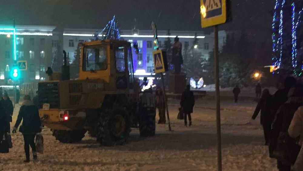 Уборщиков снега обвинили в повреждении дорожного знака в центре Брянска